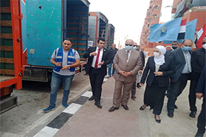 محافظ القاهرة يوزع دفعة من «هدية الرئيس» لقاطني الأسمرات