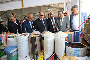 محافظ القاهرة وأيمن عشرى رئيس الغرفة التجارية بالقاهرة يتفقدان معرض "أهلًا رمضان" بباب الشعرية