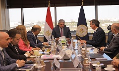 وزير السياحة والآثار يبحث مع مسئولي شركة أرويا كروز سبل التعاون لتعزيز سياحة السفن البحرية