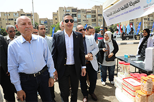 وزير التموين ومحافظ القاهرة يتفقدان سوق اليوم الواحد بمدينة نصر 
