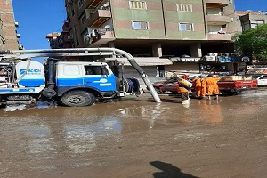 رفع تراكمات المياه الناتجه عن سقوط الأمطار حفاظًا على أرواح المواطنين