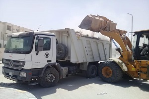 رفع المخلفات من خلف مستشفى السلام بالحي