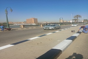 إستكمال نظافة ودهان بردورات الأرصفة