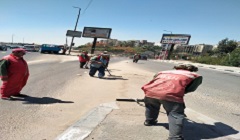 تجريد الأتربة وغسيل وتطهير البلدورات والأرصفة بشارع النصر ومدخل الاوتوستراد