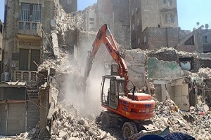 رفع أنقاض عقار بشارع الأزهر