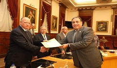 محافظ القاهرة يسلم عقود موثقة لبعض مصانع وورش بمنطقة شق الثعبان للرخام