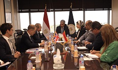 ⁠وزير السياحة والآثار يلتقي المبعوث التجاري البريطاني لأفريقيا لبحث فرص الاستثمار السياحي 