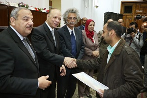 محافظ القاهرة يسلم 18 دراجة بخارية لذوي الاحتياجات الخاصة