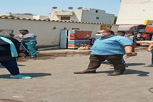 حملات على السيارات المتنقلة للسلع الغذائية للتأكد من صلاحيتها بالحي