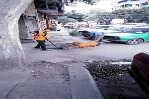 تجريد ورفع مخلفات شارع عزت