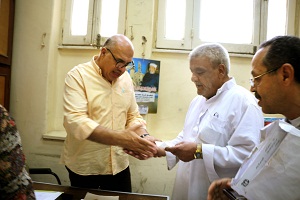 محافظة القاهرة تواصل تسليم شيكات التعويض لسكان مثلث ماسبيرو.