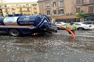 متابعة إجراءات شفط مياه الأمطار وتسيير الحركة المرورية بالحي 