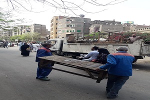 حملة لرفع الإشغالات بميدان السيدة عائشة وغلق محال مخالفة بالخليفة