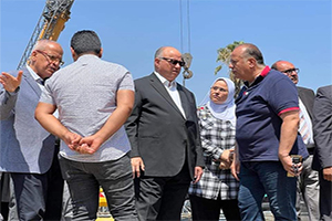 محافظ القاهرة يتفقد أعمال إزالة العقارات المحيطة لكوبري العاشر بمصر القديمة