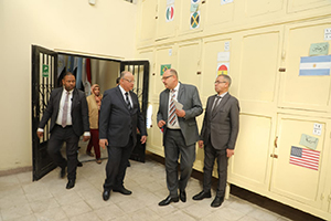 محافظ القاهرة يتفقد ورشة تصنيع الأعلام التابعة لمحافظة القاهرة والمخصصة لإنتاج أعلام الدول