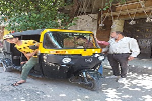 حملة ومصادرة عدد من التكاتك بشوارع الزيتون