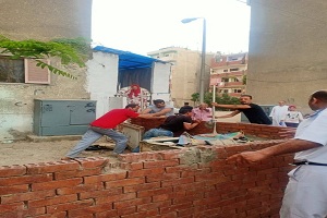 حي حلوان يقوم بحمله لإيقاف البناء المخالف