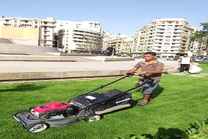 مراجعة المساحات الخضراء بميدان التحرير