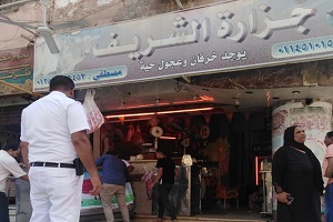 حملة مكبرة لرفع الإشغالات والباعة الجائلين من شوارع الحي