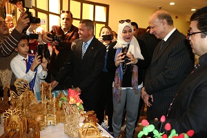 محافظ القاهرة يشارك في فعاليات " خليك زي آدم " بحدائق القبة