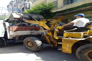 إزالة مخلفات القمامة بالحي 