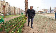 رئيس هيئة النظافة يتفقد حديقة محيط ميدان الواحة