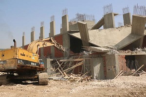 حملة لإزالـة عقــارات مقــامــة بــدون تـراخيــص بحي دار السلام