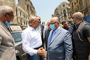 محافظ القاهرة يتفقد موقع إندلاع حريق داخل أحد المحال التجارية في العتبة