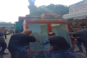 استمرار حملات رفع الإشغالات وإزالة التعديات على الأرصفة والطرق بالحي