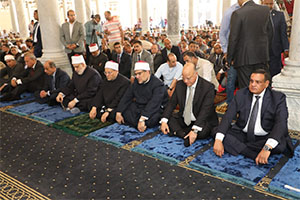 محافظ القاهرة يؤدي صلاة الجمعة بمسجد عمرو بن العاص
