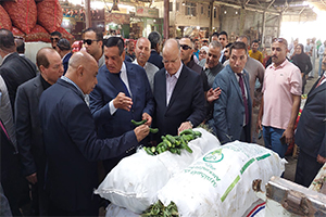 وزير التنمية المحلية ومحافظ القاهرة يتفقدان سوق العبور لمتابعة الإلتزام بالأسعار 