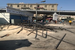 إزالة بروز حديد يعوق حركة المرور