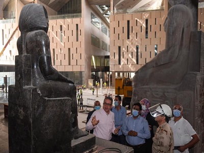 جولة تفقدية لوزير السياحة والآثار بقاعات العرض بالمتحف المصري الكبير