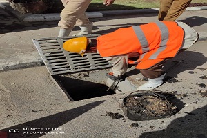 تطهير بالوعات الصرف الصحي ومخرات السيول استعدادًا لموسم الأمطار