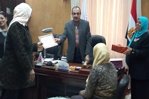 تكريم السيد رئيس الحي للأمهات المثاليات