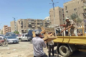 حملة مكبرة لإزالة الإشغالات ورفع عربات الباعة الجائلين بشوارع الحي