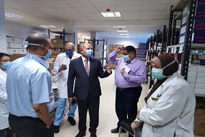 رئيس الحي يتابع توفير أدوية فيروس كورونا بمستشفى المطرية  