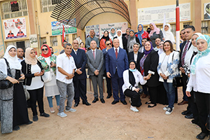 محافظ القاهرة يتفقد أنشطة قافلة جامعة عين شمس التنموية بحي أهالينا (1) 