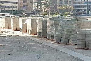 إستكمال أعمال التبليط بالحي