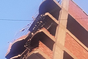 حملة لازالة ثلاث ادوار متكررة لمبنى بشارع الحرية