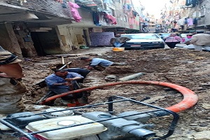 إصلاح كسر ماسورة مياه ببعض شوارع الحي