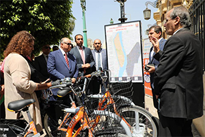 محافظ القاهرة يتفقد نموذجاً لمحطات الدراجات ضمن مشروع "كايرو بايك"