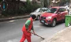 حملة مكثفة للنظافة وإزالة المخلفات بمناطق عديدة بالحي