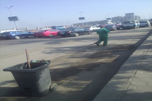 أعمال نظافة بشارع الأوتوستراد