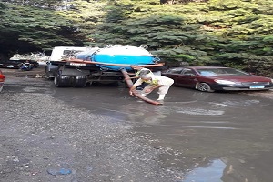 إصلاح كسر ماسورة مياه أمام عمارات صقر قريش بحي البساتين 