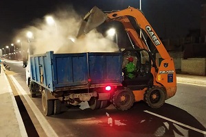 رفع المخلفات من محور الفريق العرابي بحي السلام أول