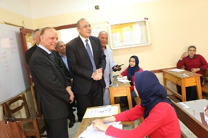 محافظ القاهرة يطمئن على انتظام سير امتحانات نهاية العام للشهادة الإعدادية