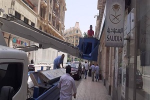 إزالة الاعلانات المخالفة بشارع قصر النيل