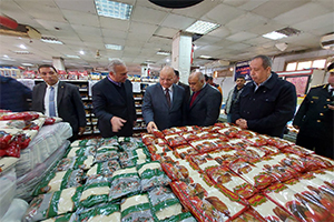 جولة مفاجئة لمحافظ القاهرة على المجمعات الإستهلاكية والأسواق والمخابز 