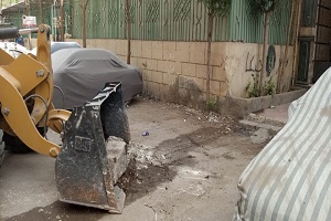 إزالة حواجز حديدية من شوارع الحي